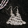Schmuck-Set Pfauenprinzessin, Nahaufnahme Ohrringe aus versilbertem Metall