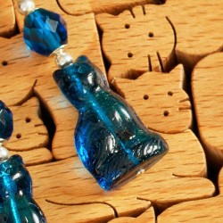 Ohrringe Miezekatze aus nachtblau-petrolfarbenen Glasperlen und versilberten Metallelementen, Detailansicht Anhänger rechts