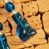 Ohrringe Miezekatze aus nachtblau-petrolfarbenen Glasperlen und versilberten Metallelementen, Detailansicht Anhänger rechts