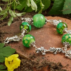 Armband Friendly Frog aus handgefertigten Lampenperlen und versilberten Metallelementen, Detailansicht