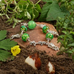 Armband Friendly Frog aus handgefertigten Lampenperlen und versilberten Metallelementen, Gesamtansicht