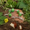 Armband Friendly Frog aus handgefertigten Lampenperlen und versilberten Metallelementen, Gesamtansicht