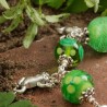 Armband Friendly Frog aus handgefertigten Lampenperlen und versilberten Metallelementen, Nahaufnahme links