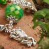 Armband Friendly Frog aus handgefertigten Lampenperlen und versilberten Metallelementen, Nahaufnahme rechts