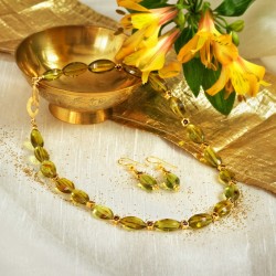 Schmuck-Set Golden Green, Gesamtansicht von Halskette und Ohrringen