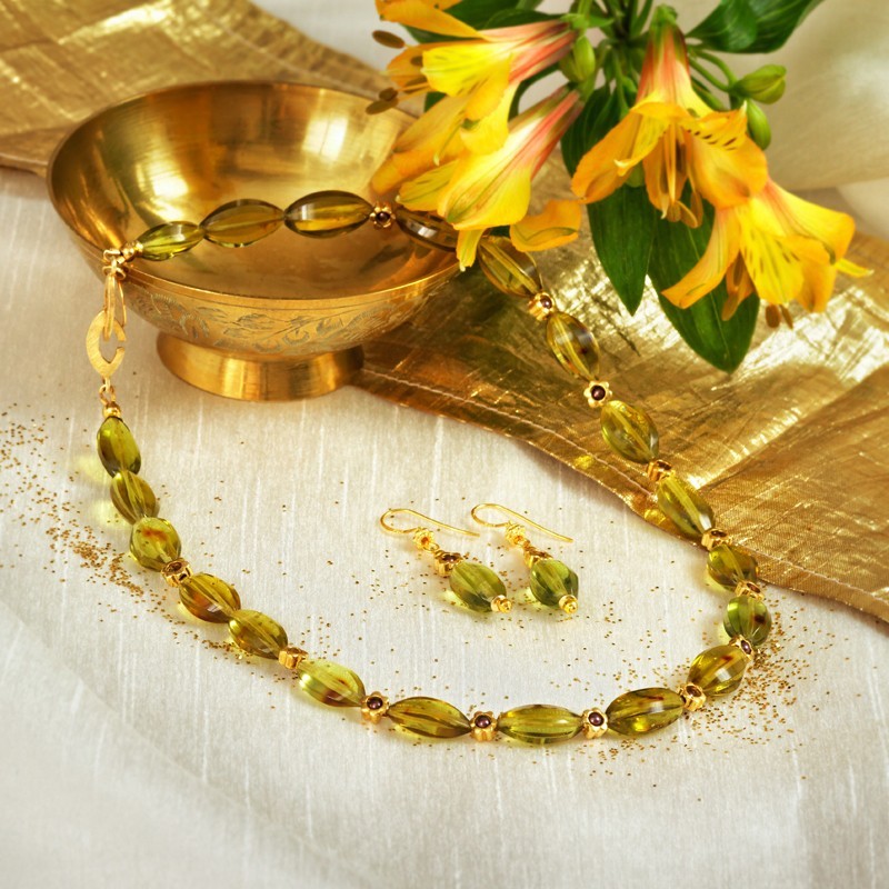 Schmuck-Set Golden Green, Gesamtansicht von Halskette und Ohrringen