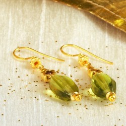Schmuck-Set Golden Green, Nahaufnahme der Ohrringe